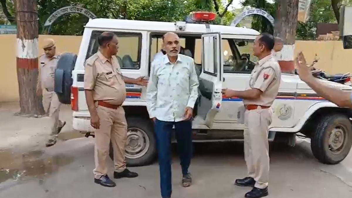 जिन्न और भूत-प्रेत का साया बताकर परिवार से ठगी. (Photo: Screengrab)