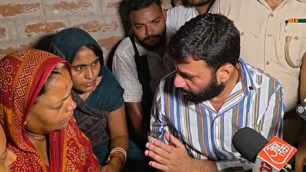 भरत तिवारी के परिवार से मिले JDU विधायक पप्पू पांडे. Photo ITG