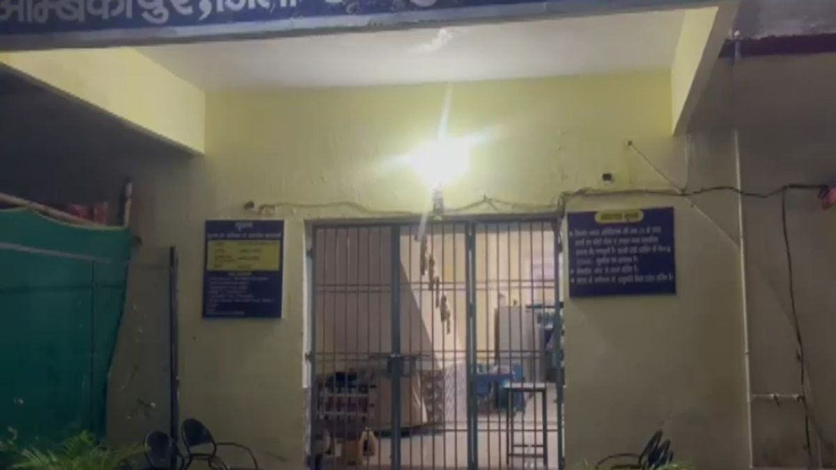 अंधेरे में खिड़की तोड़कर दीवार से फांदे नाबालिग. (Photo: Screengrab)