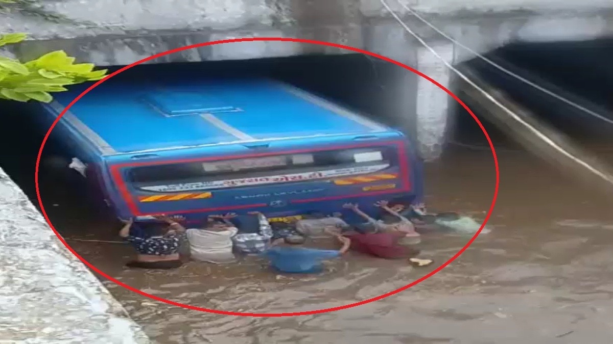 अंडरब्रिज में फंसी यात्रियों से भरी बस. (Photo: Screengrabs)