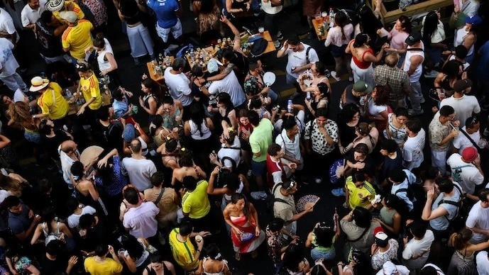 फ्रांस के म्यूजिक फेस्टिवल में हजारों लोग जुटे थे. (Photo- Reuters)