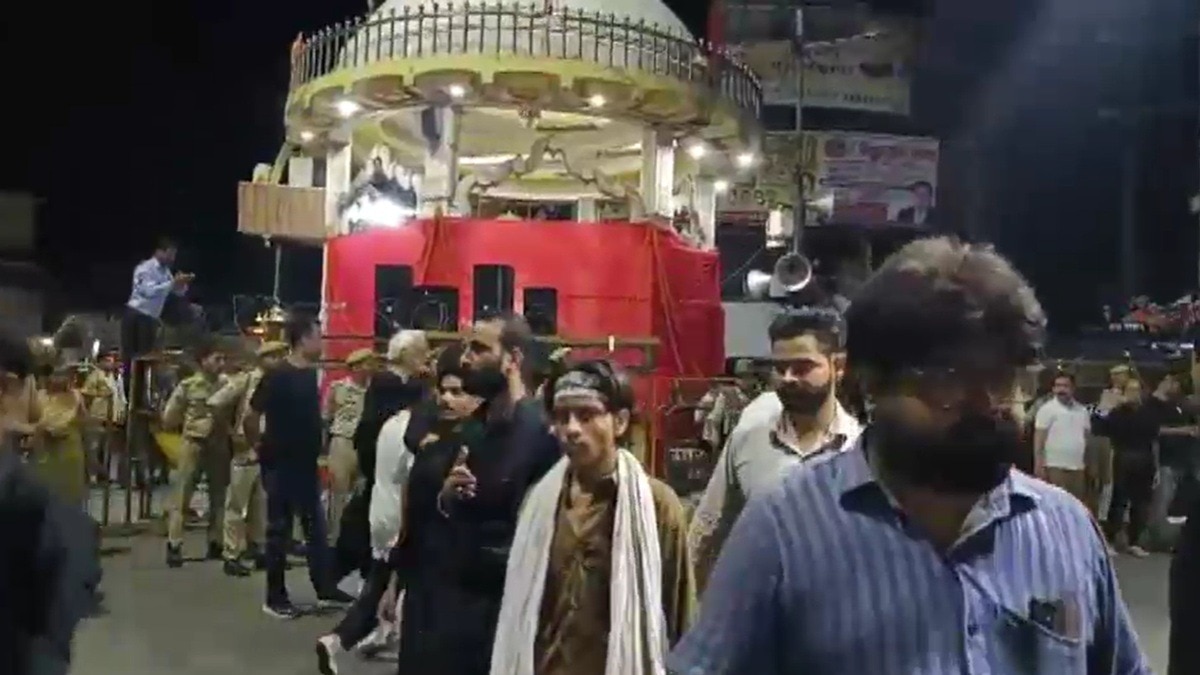 जूलुस के दौरान लाल कपड़े से ढका शिव चौक. (Photo: Screengrabs)
