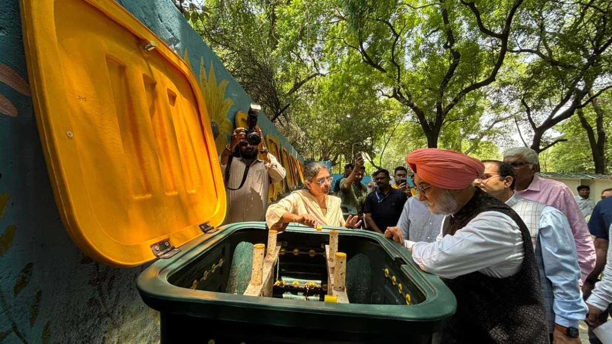 एलजी ने किया नवजीवन कॉलोनी का दौरा. (photo: ITG)