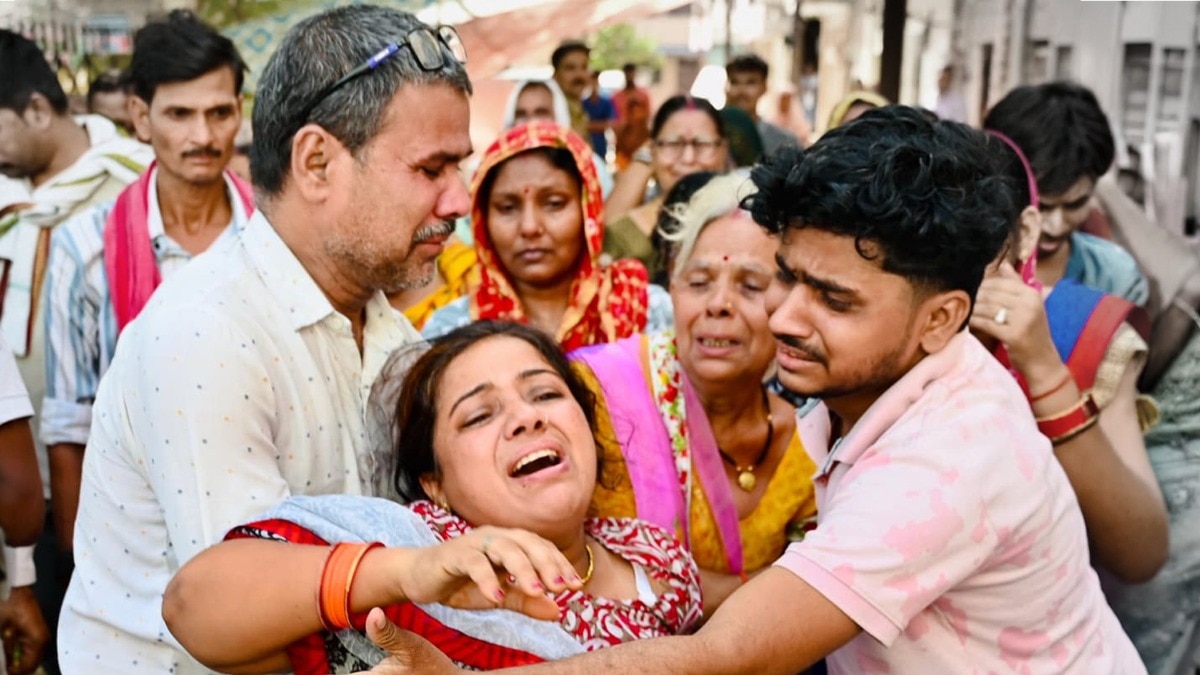 कानपुर में जैसे ही बेटे का शव घर पहुंचा सबकी चीख निकल पड़ी (Photo: ITG)