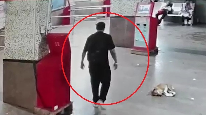 फ्लेटफॉर्म पर उतरने के बाद आराम से जाता हत्यारा. (photo: Screengrabs)