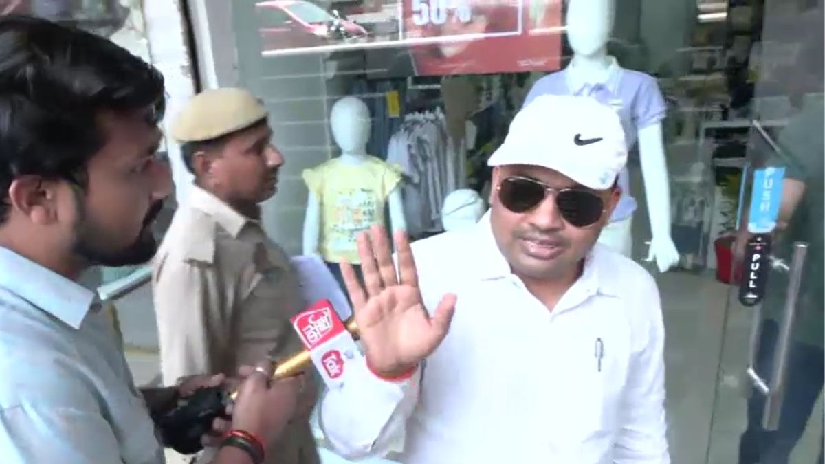 घटनास्थल के आसपास जायजा लेने पहुंचे थे अधिकारी. (Photo: Screengrab)