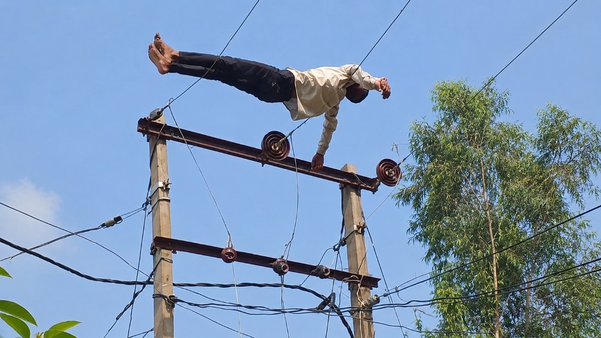 एक व्यक्ति 11 हजार वोल्ट की हाईटेंशन बिजली लाइन के पोल पर चढ़ गया. Photo ITG