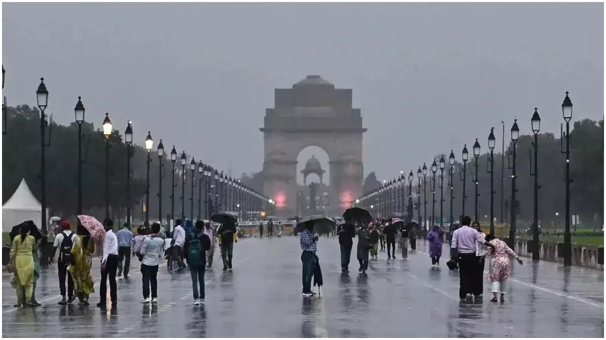 दिल्ली में आंधी-बारिश के बाद गर्मी से राहत मिली और पारा 11 डिग्री सेल्सियल तक लुढ़क गया. (Photo: PTI)