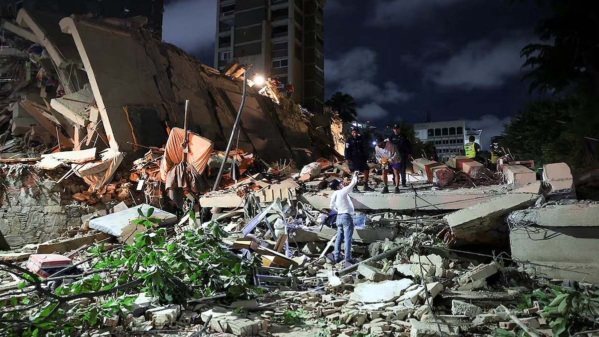 वेनेजुएला के काराकस में गिरी इमारत से लोगों को खोजते राहतकर्मी. (Photo: Reuters)