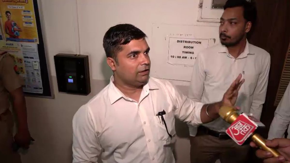 हजरतगंज स्थित कोचिंग में फायर डिपार्टमेंट ने की चेकिंग. (Photo: Screengrab)