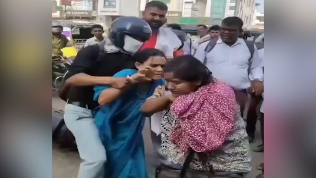 पत्नी ने पति को प्रेमिका के साथ पकड़ लिया, बरसाए थप्पड़. (Photo: Screengrab)