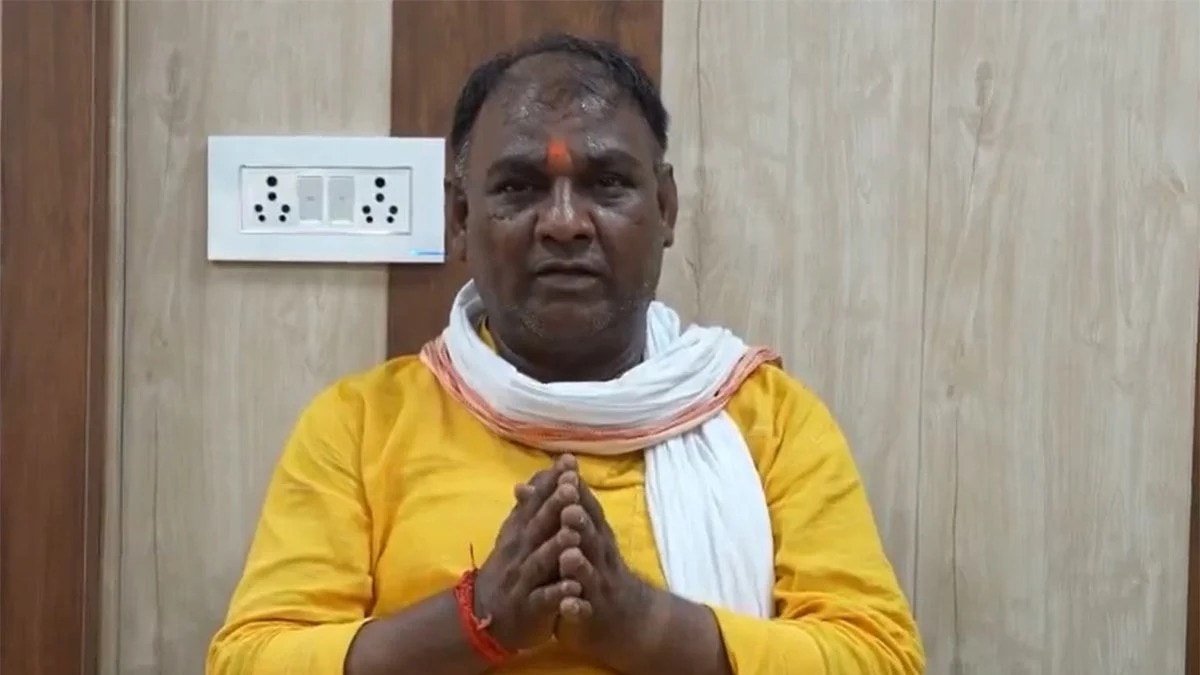 एफआईआर में चंपत राय के ड्राइवर टिन्नू यादव का नाम भी बताया जा रहा है. (Photo: PTI)