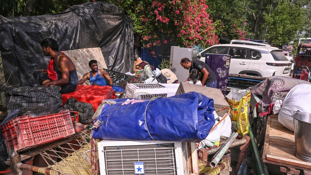 दिल्ली के यमुना बाजार में बड़े स्तर पर बुलडोजर एक्शन (Photo: PTI)