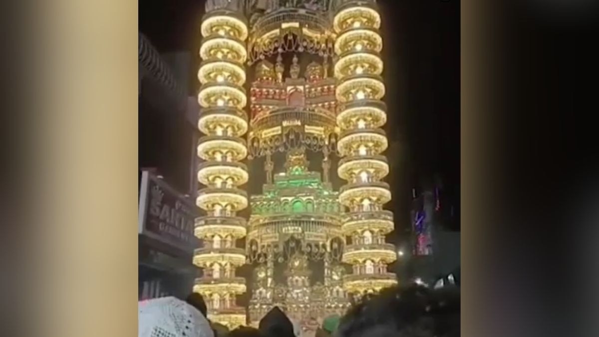 हाईटेंशन लाइन से टच हो गया था ताजिया. (Photo: Screengrab)