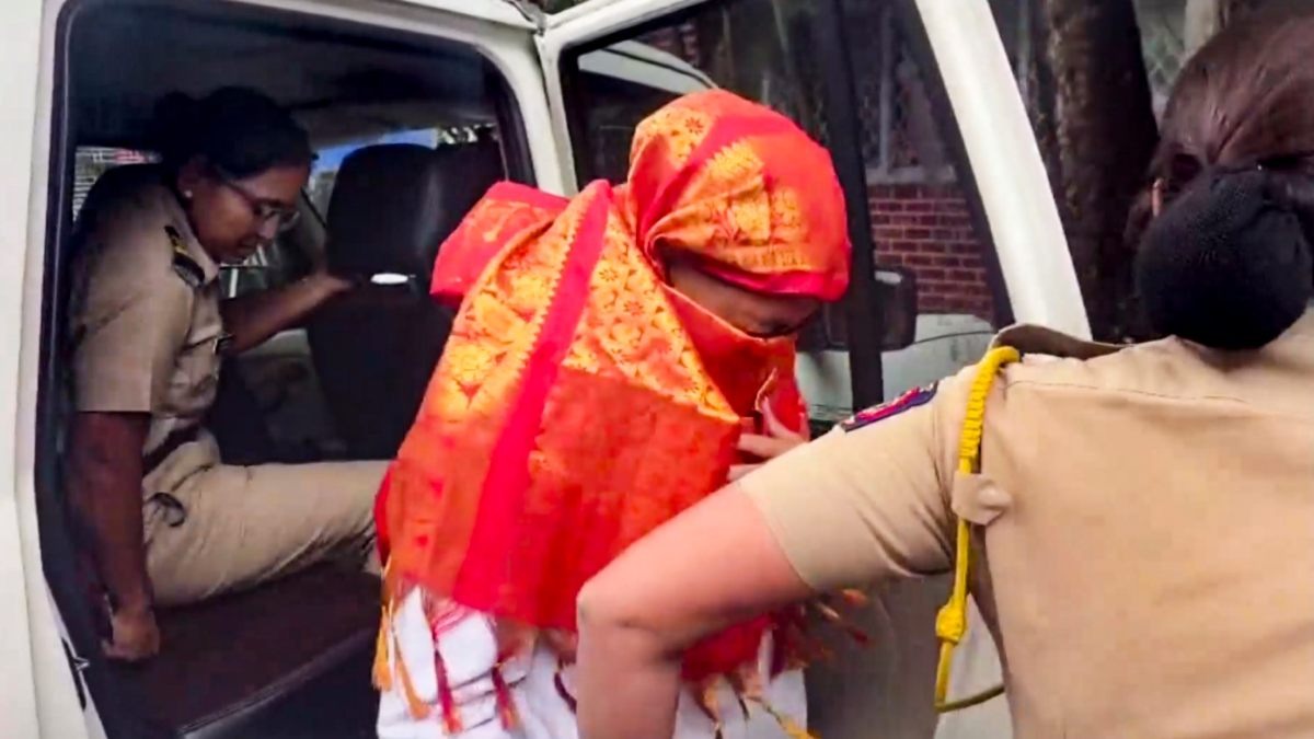 सिया गोयल को पूछताछ के लिए बिना हथकड़ी के लाया गया था. (Photo: PTI)