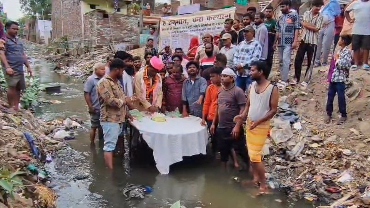 भाजपा पार्षद ने नाले में खड़े होकर काटा केक. (Photo: ITG)