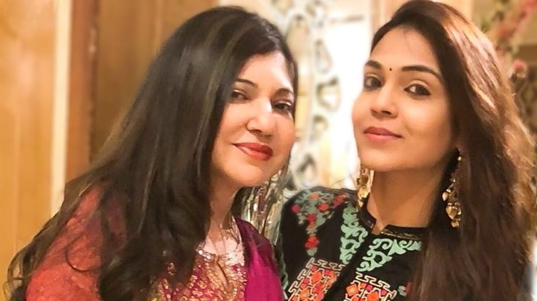 Alka yagnik with her daughter (Photo: Instagram @therealalkayagnik)