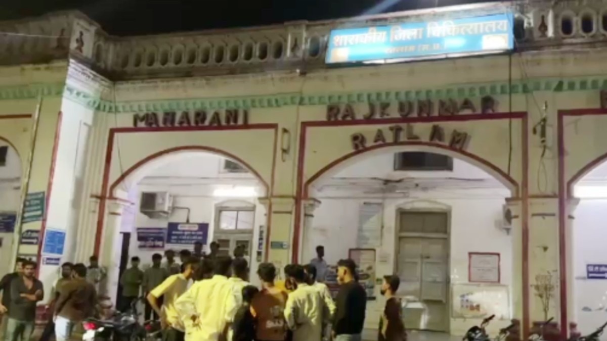 रतलाम अस्पताल के बाहर लगी पीड़ित परिवारों की भीड़.(Photo:Screengrab)