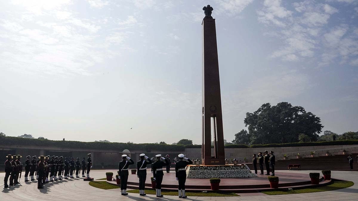 राष्ट्रीय युद्ध स्मारक पर शहीदों को सैल्यूट करते सेना अधिकारी. (File Photo: PTI)