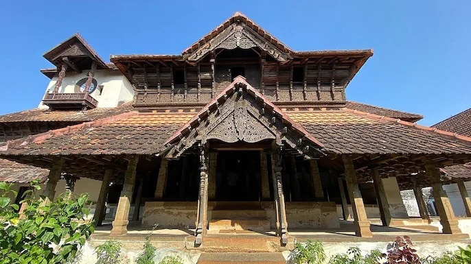 6a3e67a0e05b3-india-largest-wooden-palace-265054697-16x9.png