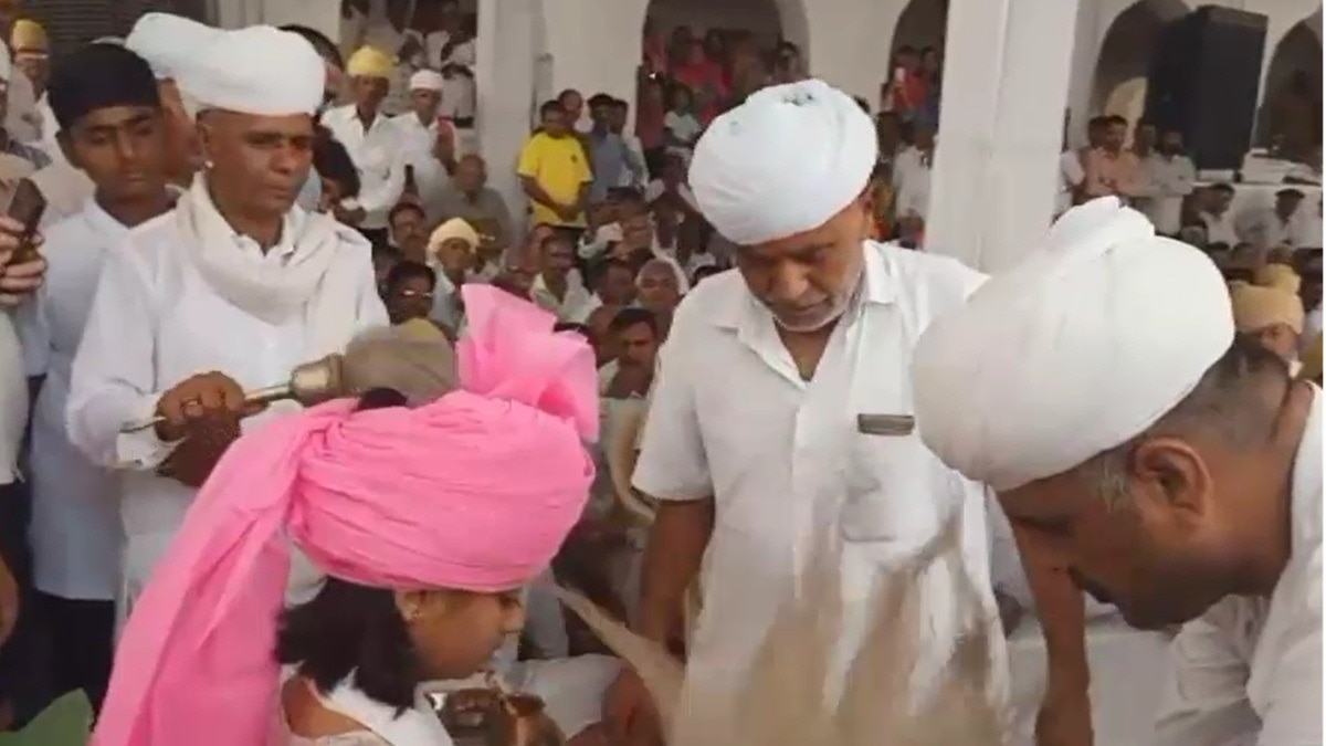 पिता के निधन के बाद 12 साल की बेटी बनी गांव की ठाकुर. (Photo: Screengrab) 