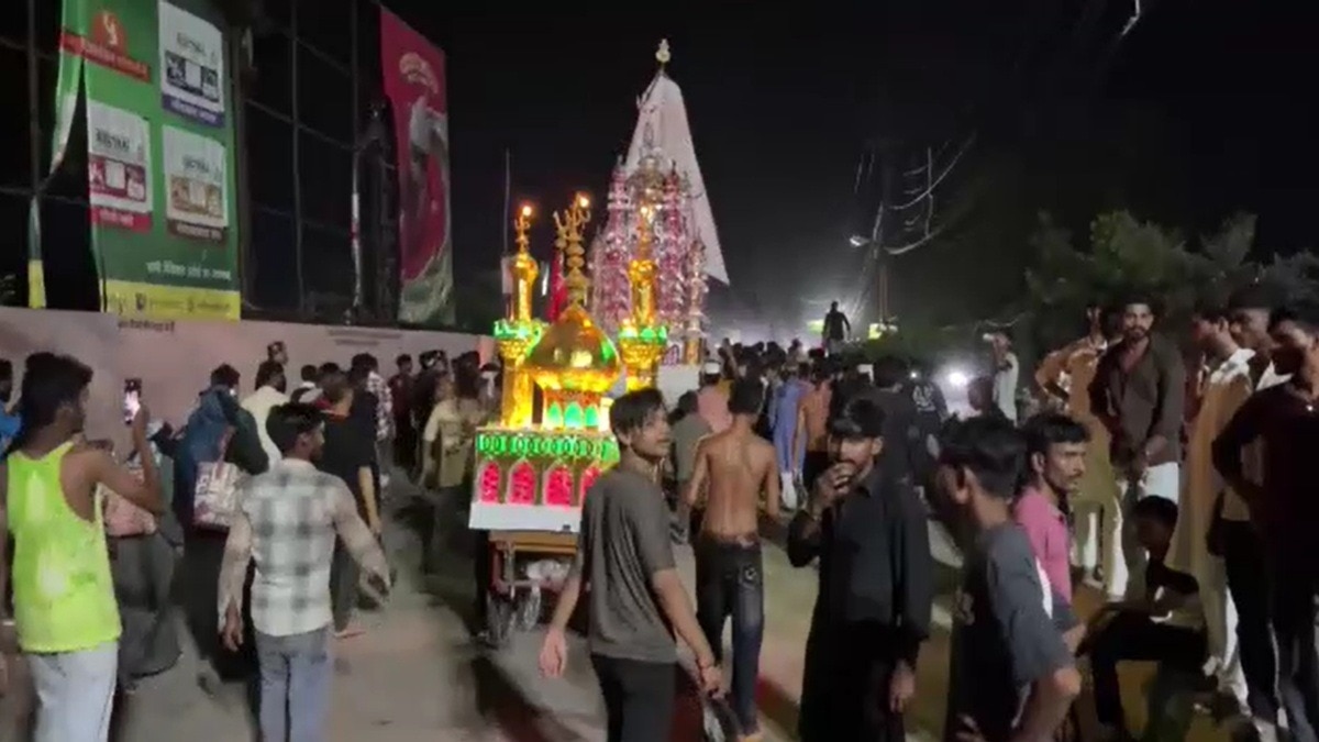 वजन बढ़ने की वजह से गिरी थी बालकनी. (Photo: Screengrabs)