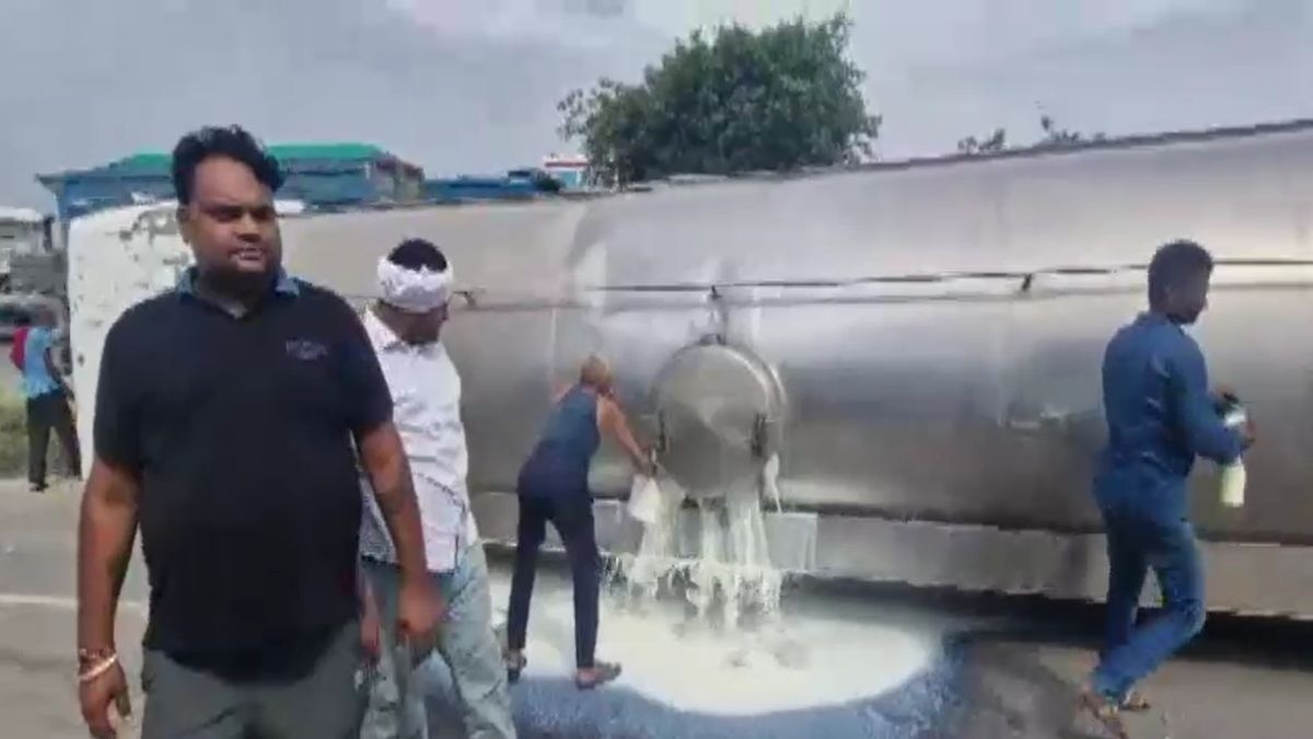 हाइवे पर पलट गया दूध का टैंकर. (Photo: Screengrab)