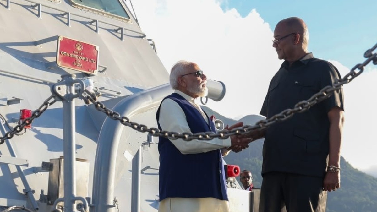 विदेश मंत्रालय के अनुसार PM मोदी ने 6 एम्बुलेंस, 10 यूटिलिटी वाहन और पांच लेजर रेडियल बोट भी सौंपीं. (Photo:X/@narendramodi)