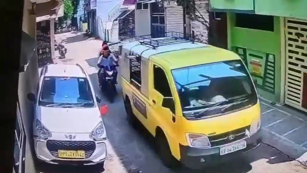 स्कूल वैन के ड्राइवर पर हमले से मची सनसनी. (Photo: Screengrabs)