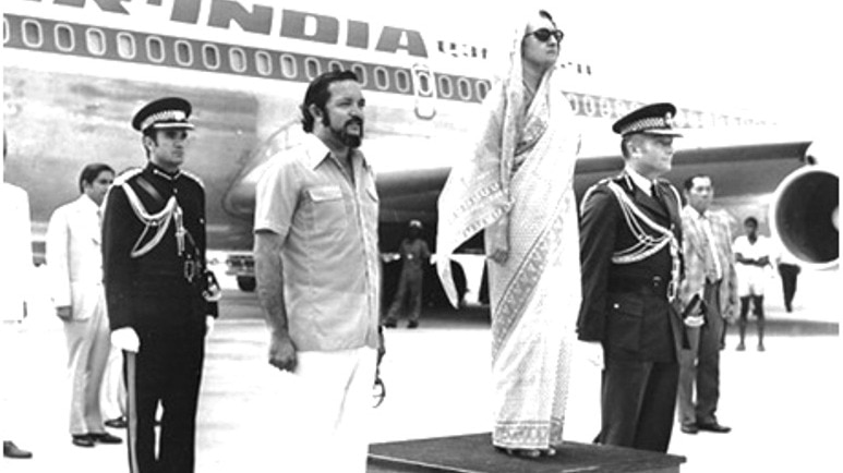 1976 में सेशेल्स के माहे एयरपोर्ट पर इंदिरा गांधी. (Photo: Seychelles Archives) 