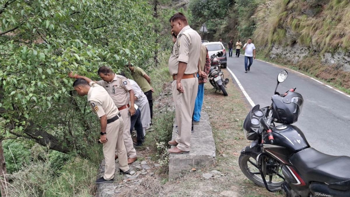 अनियंत्रित होकर गहरी खाई में जा गिरी कार. (Photo: ITG)