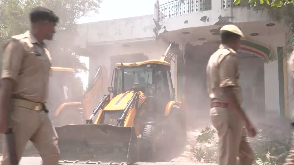 पुलिस की मौजूदगी में चला बुलडोजर. (Photo: Screengrab)