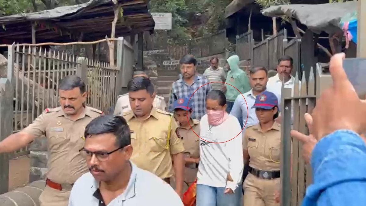 चेहरा ढककर किले पर पहुंची थी सिया गोयल. (Photo: Screengrab)