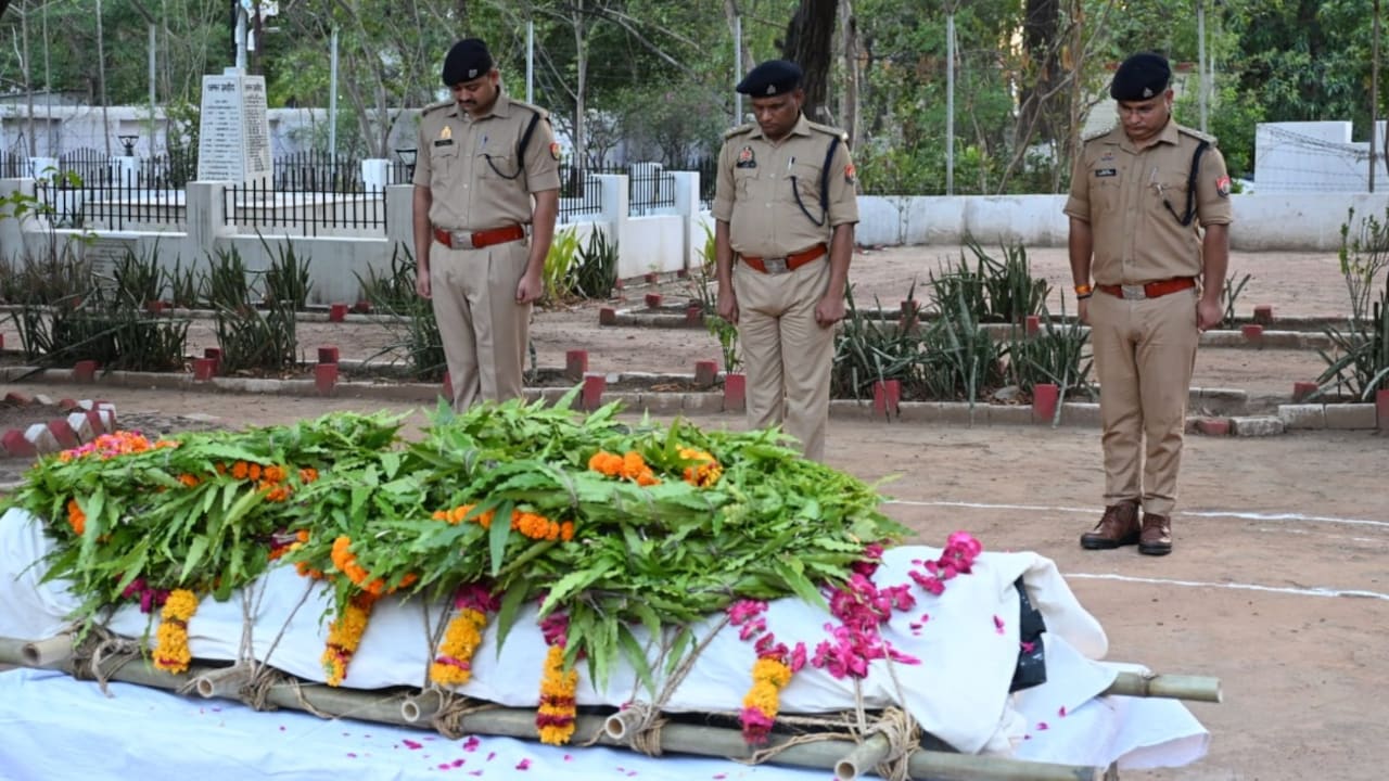 नदी किनारे मिले कपड़े और बाइक, तलाश शुरू हुई तो मिला कांस्टेबल का शव