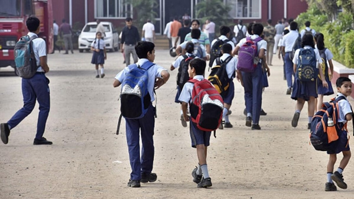 यूपी के स्कूलों को बच्चों की सुरक्षा के लिए हीटवेव से जुड़े नियमों का पालन करने को कहा गया. (File Photo)