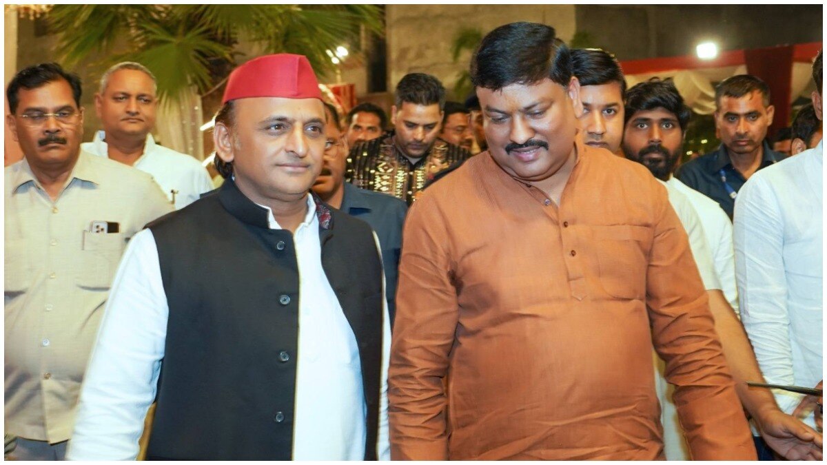 अयोध्या के पूर्व सपा विधायक पवन पांडे पार्टी अध्यक्ष अखिलेश यादव के साथ. (Photo: FB/@Pawanpandey)