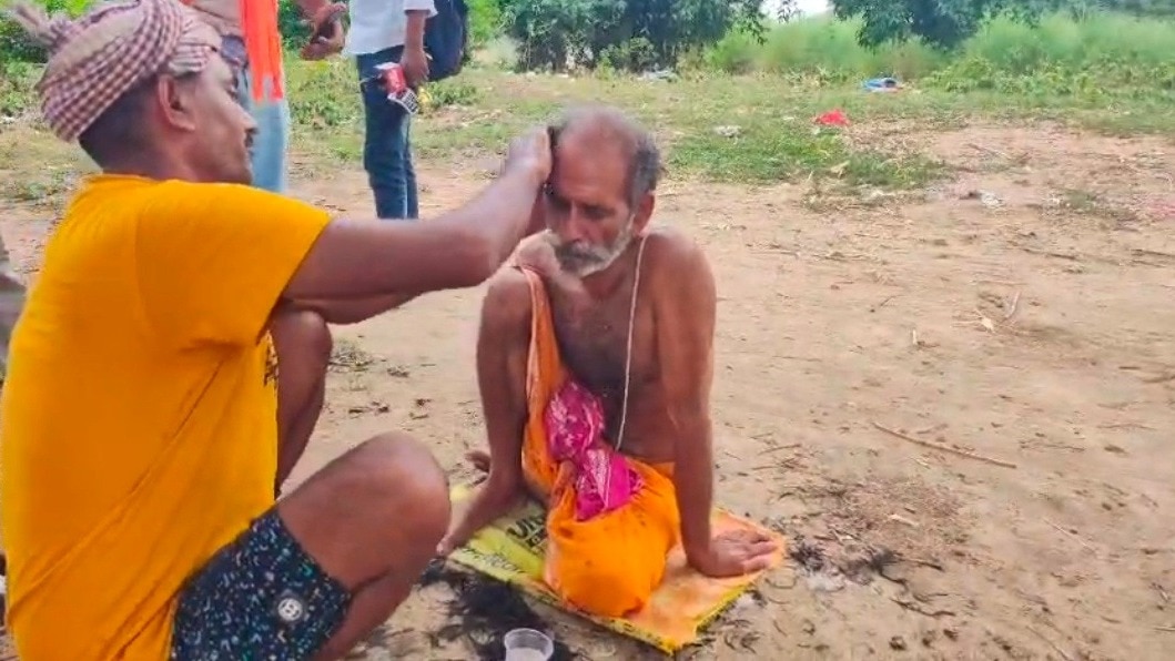 दशकर्म में शामिल पिता. Photo ITG