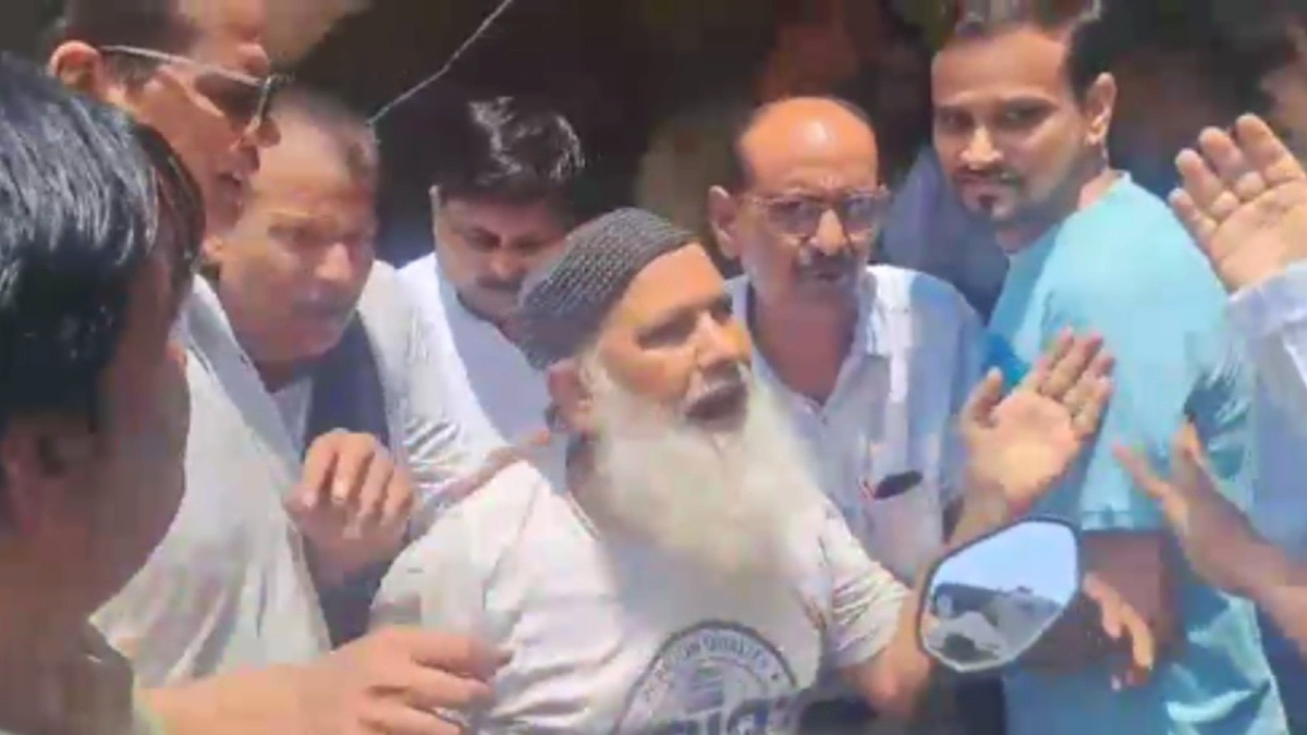 कांग्रेस बैठक से एक शख्स को पीटकर बाहर निकाला.(PhotoScreengrab) 