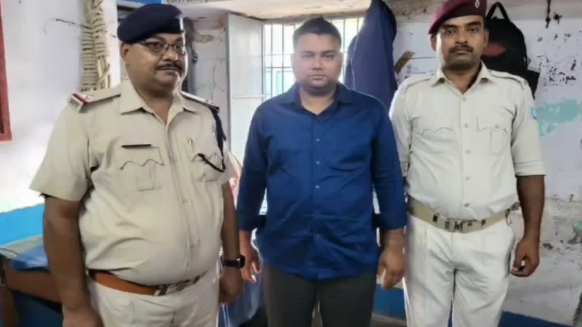 उत्तर प्रदेश के प्रतापगढ़ निवासी 32 वर्षीय दिवाकर कुमार को गिरफ्तार किया गया. Photo ITG
