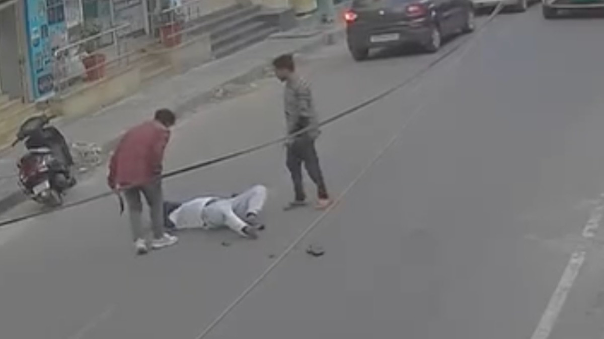 बेंगलुरु में हिस्ट्रीशीटर राजा की सरेआम हत्या की वारदात CCTV में कैद हो गई (Photo: ITG)