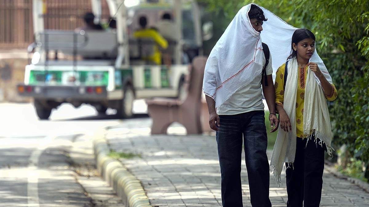 दिल्ली के नेशनल जूलॉजिकल पार्क में गर्मी के दौरान घूमते लोग. (Photo: PTI)