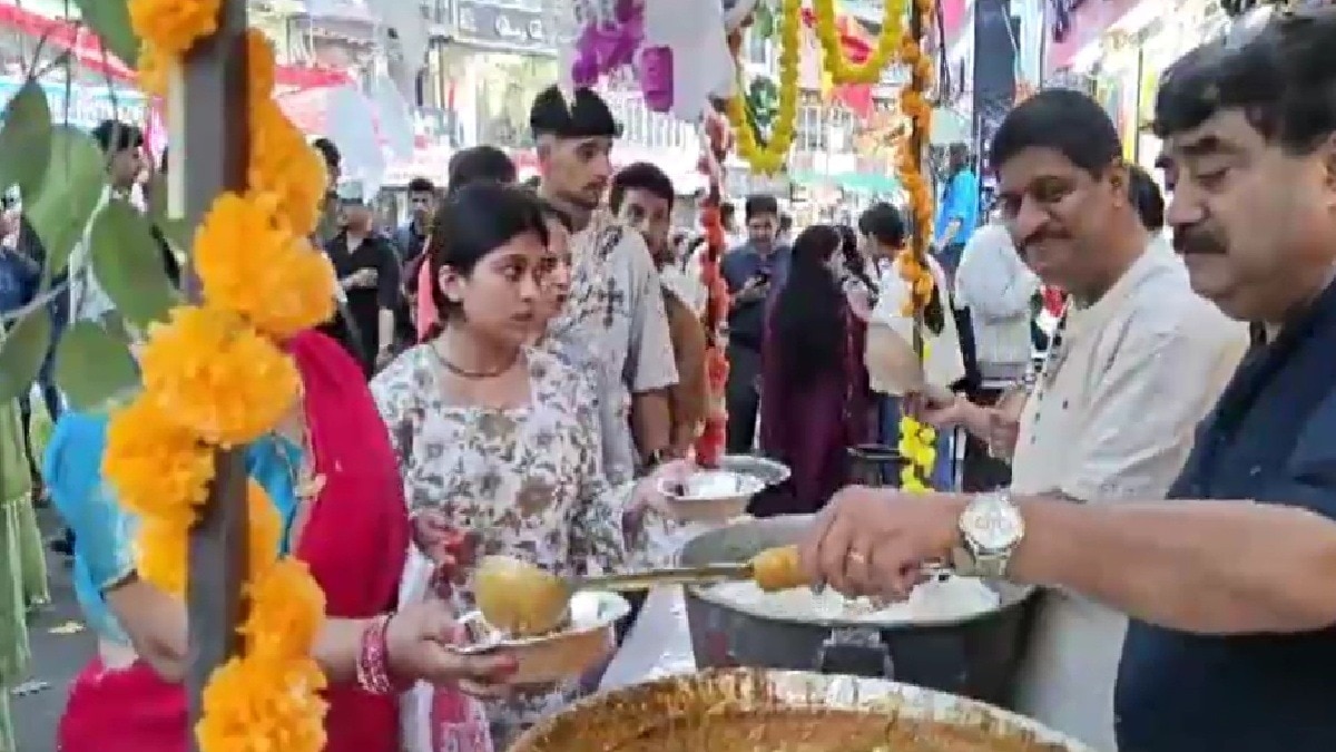 माता शूलिनी की डोली पर मस्जिद से बरसे फूल, मुस्लिम समुदाय ने कराया भंडारा (Photo: itg)