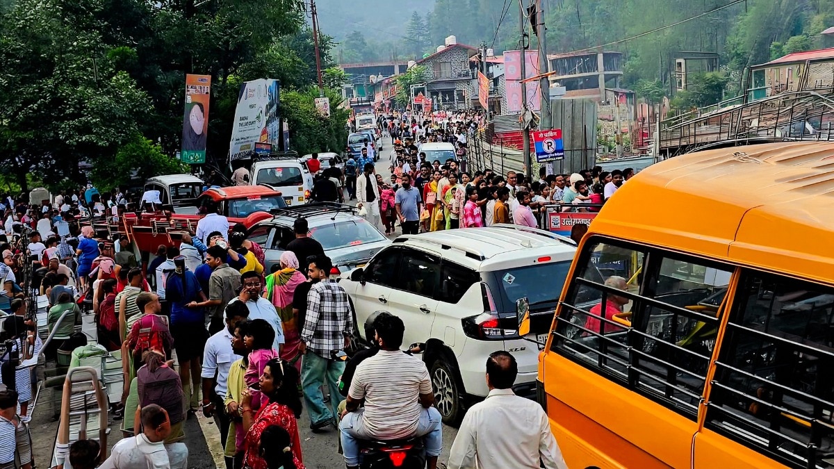 कैंची धाम में हर हफ्ते लग रहा है जाम. (photo: Lila Singh Bisht/ITG)