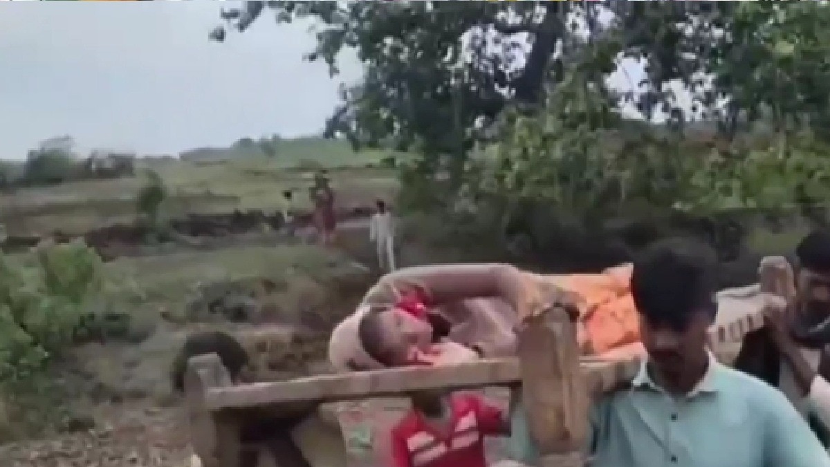 बीच नदी में हुई महिला की डिलीवरी (Photo: itg)