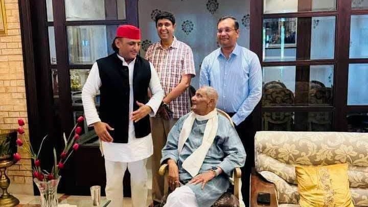 सपा के वरिष्ठ नेता रेवती रमण सिंह के मिलते अखिलेश यादव (Photo-facebook)