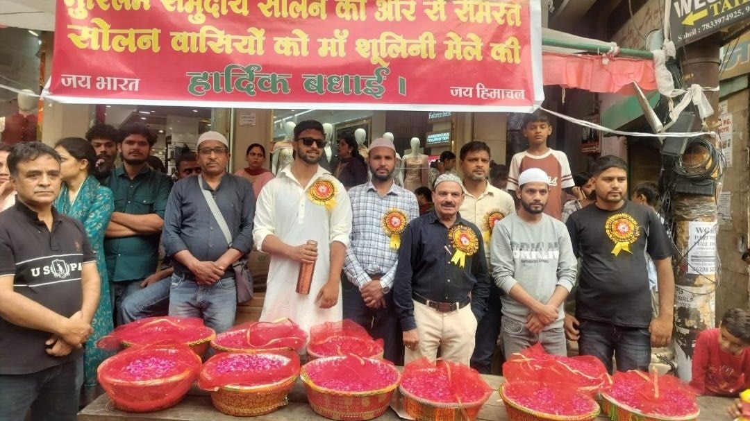 माता शूलिनी की डोली पर मस्जिद से बरसे फूल, मुस्लिम समुदाय ने कराया भंडारा (Photo: itg)