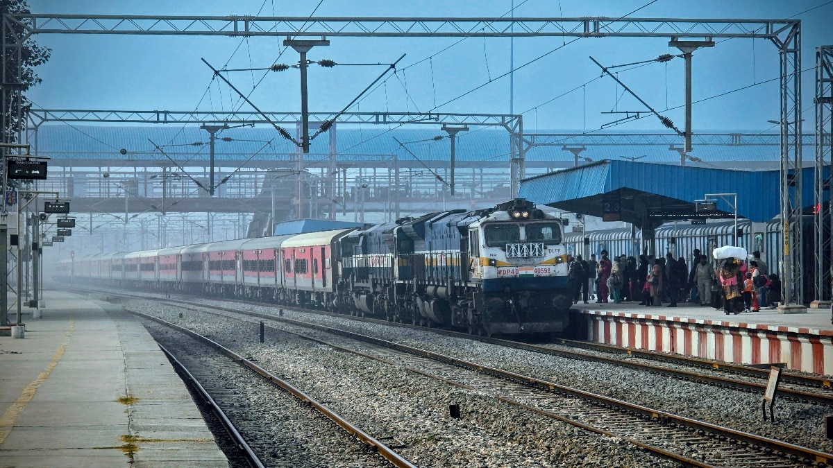 पाकिस्तान में कई साल से भारतीय ट्रेन के कुछ डिब्बे वाघा स्टेशन पर खड़े हैं (Representational Photo - Pexels)