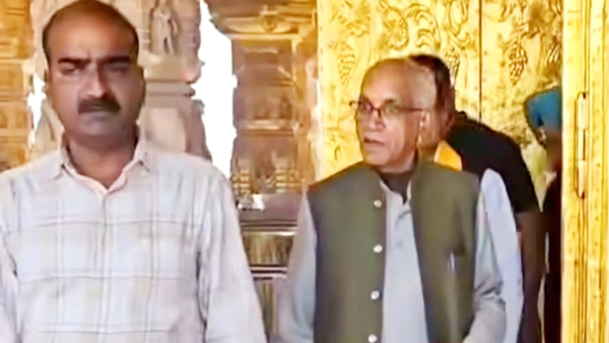 बाएं से अर्जुन देव और चंपत राय.(Photo:ITG)