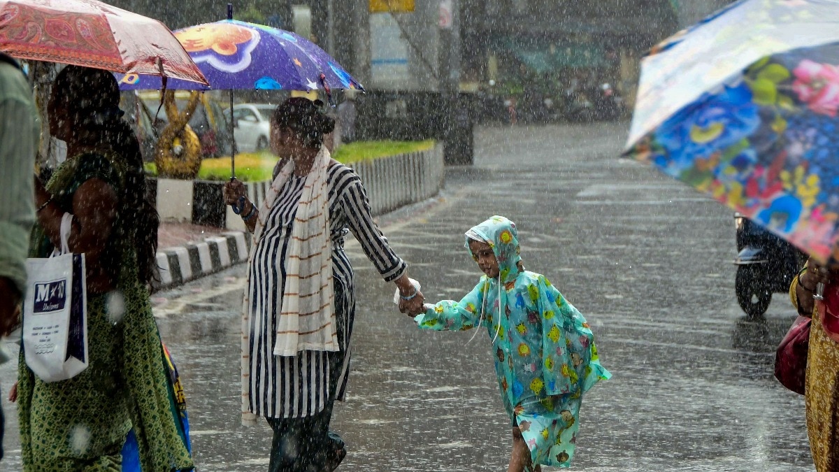 पिछले 24 घंटों के दौरान मुंबई में बारिश ने एक बार फिर रफ्तार पकड़ ली है. (Photo: PTI)