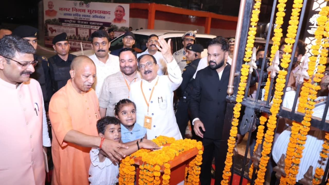 जिस बच्ची का योगी ने कराया था एडमिशन, अब उसी के हाथों कराया लोकार्पण